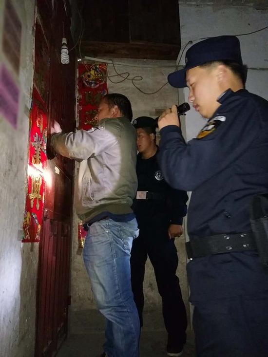 荔波县粗心妈妈误将幼女锁家中 民警全城寻开锁师傅开门